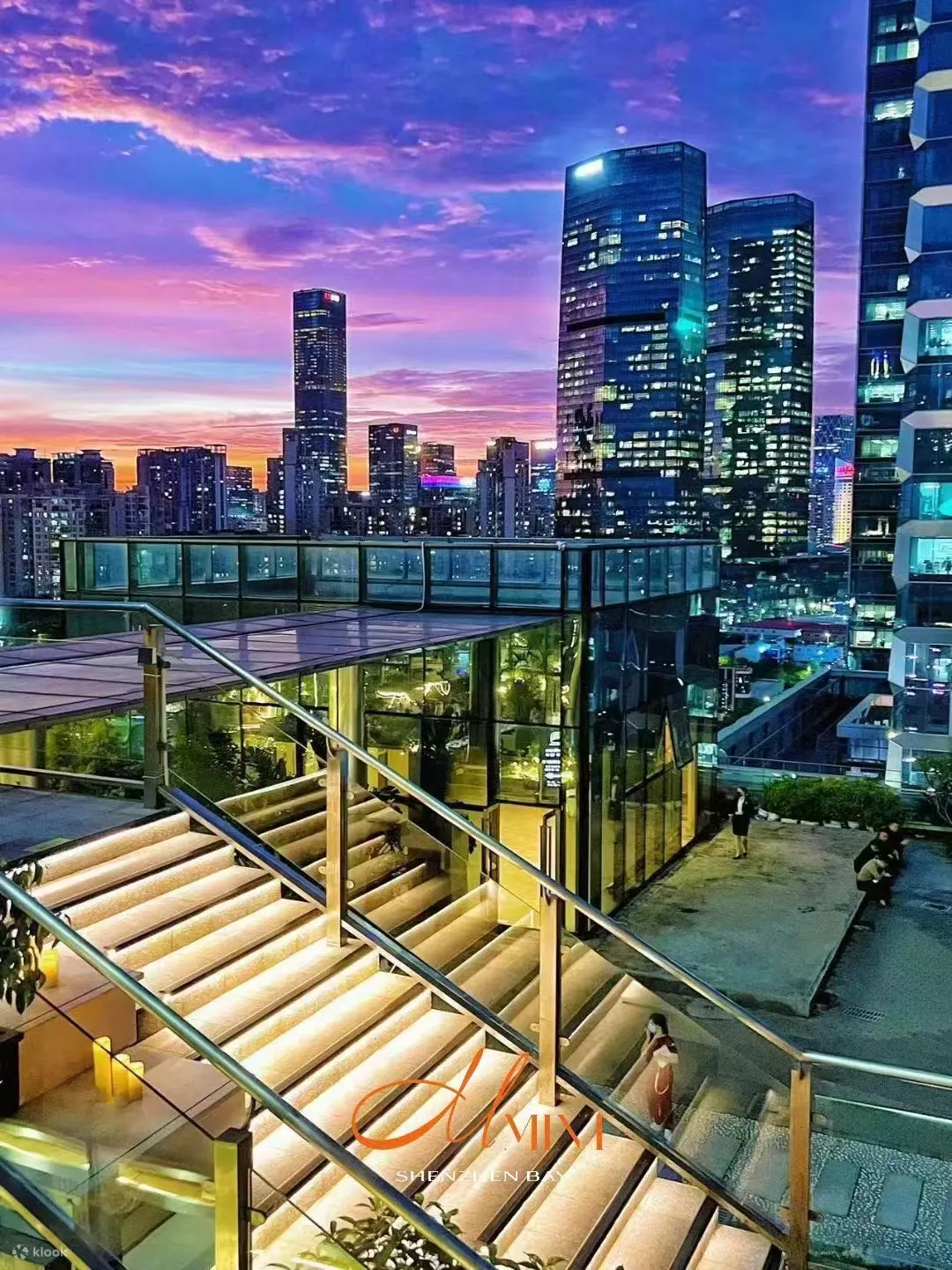 从黄昏至夜幕一边用餐一边欣赏城市美景